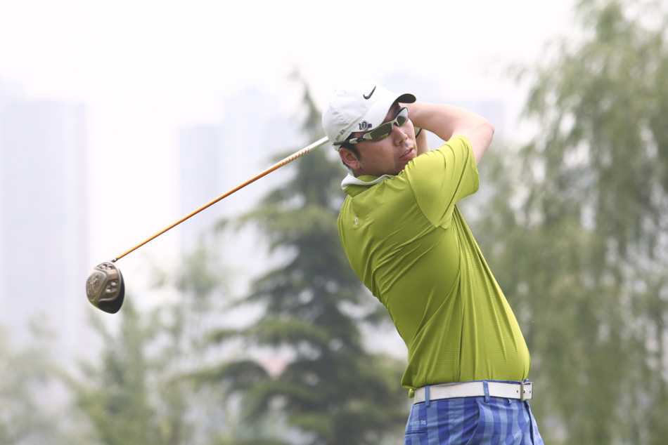 另一张合影中，队员们手持奖杯，笑容更加灿烂，共同庆祝团队在赛事中取得的圆满成功。