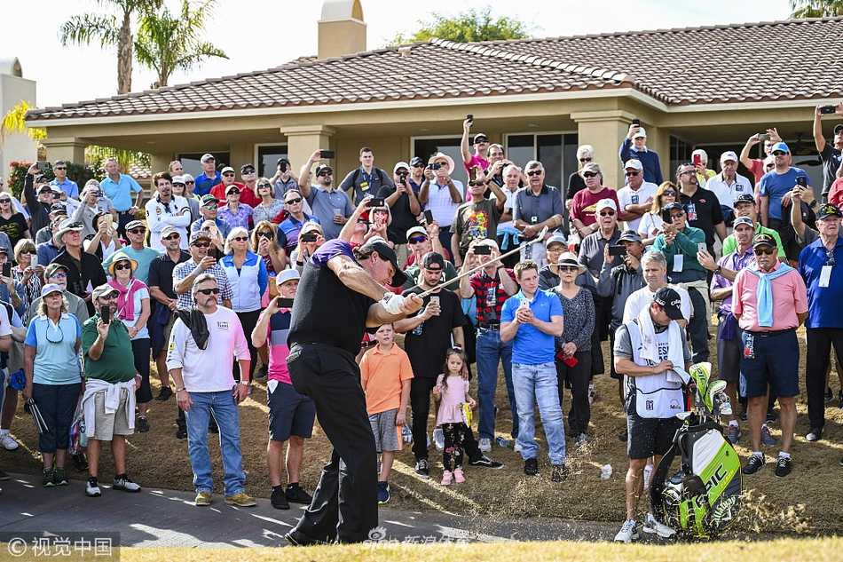 加拿大选手亚当·哈德文在球道上专注观察，凝神策划下一杆进攻路线