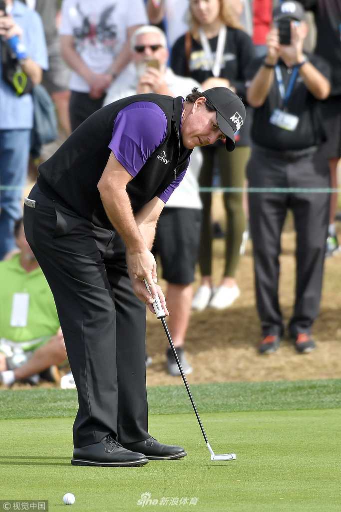 同为左手将的布莱恩·哈曼完成挥杆后自信抬头，目光紧追小白球飞行轨迹