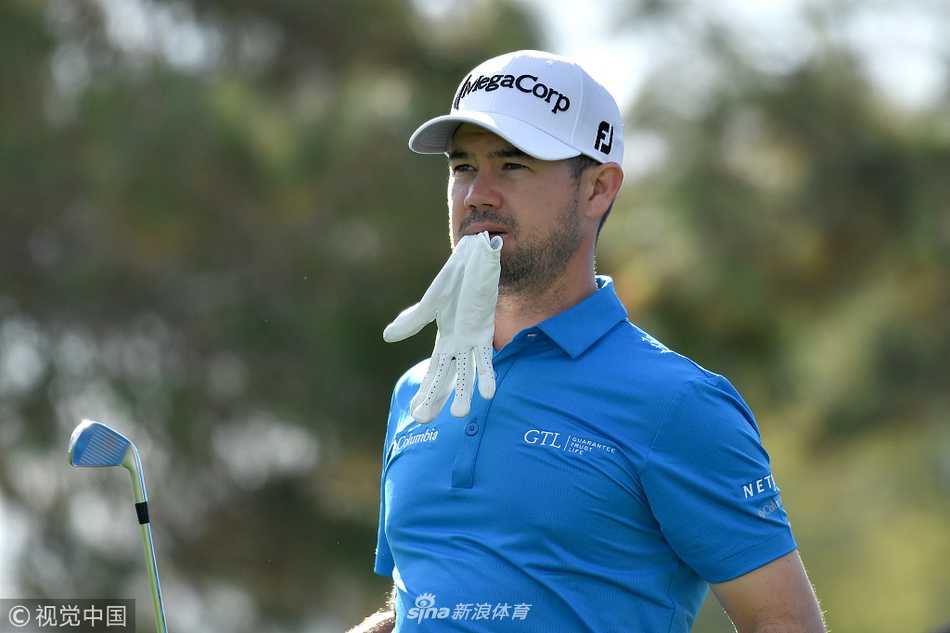 乔纳森·维加斯完成强力击球后的收杆瞬间，身体充分扭转展现力量与平衡