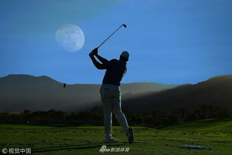 西班牙名将琼·拉姆的标志性收杆姿态，动作刚劲有力充满稳定性