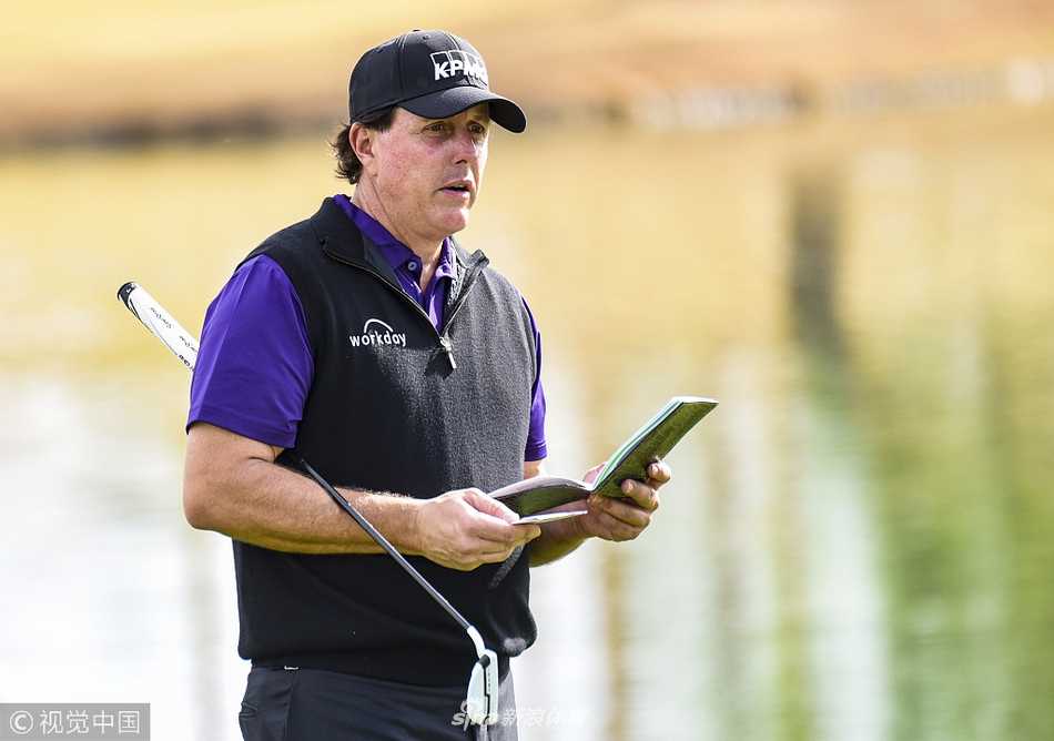 经典瞬间重现：米克尔森潇洒流畅的收杆动作，尽显高尔夫运动优雅魅力