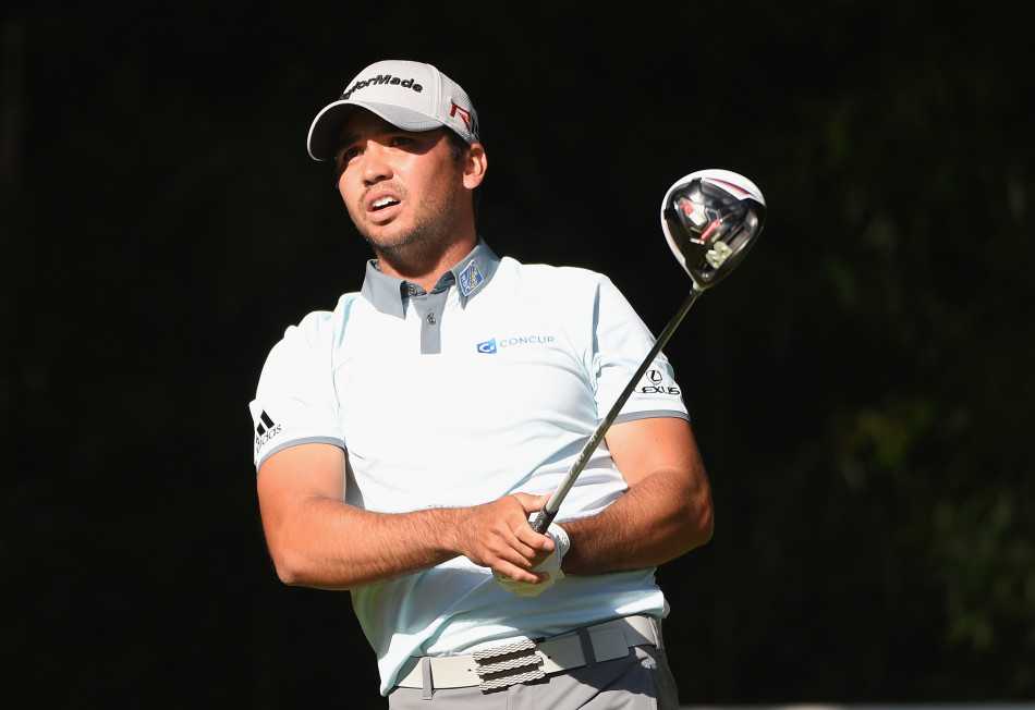 简森戴伊在开球后，展露出灿烂笑容并与身旁的观众轻松击掌互动，赛场气氛热烈。