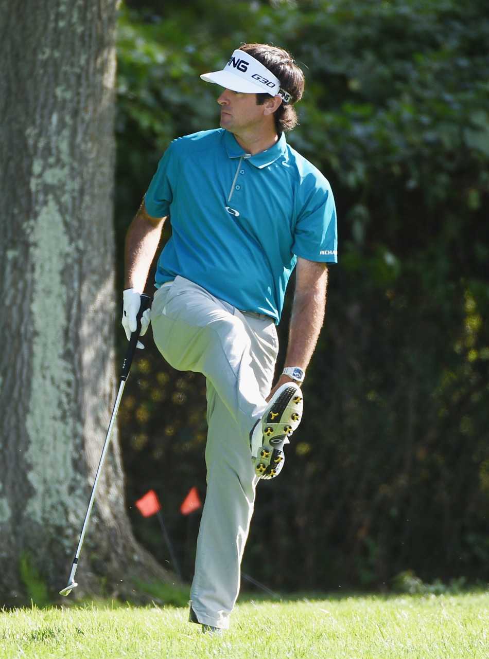 达斯汀约翰逊在球道上蓄势待发，肌肉线条分明，展现着高尔夫运动的力量之美。