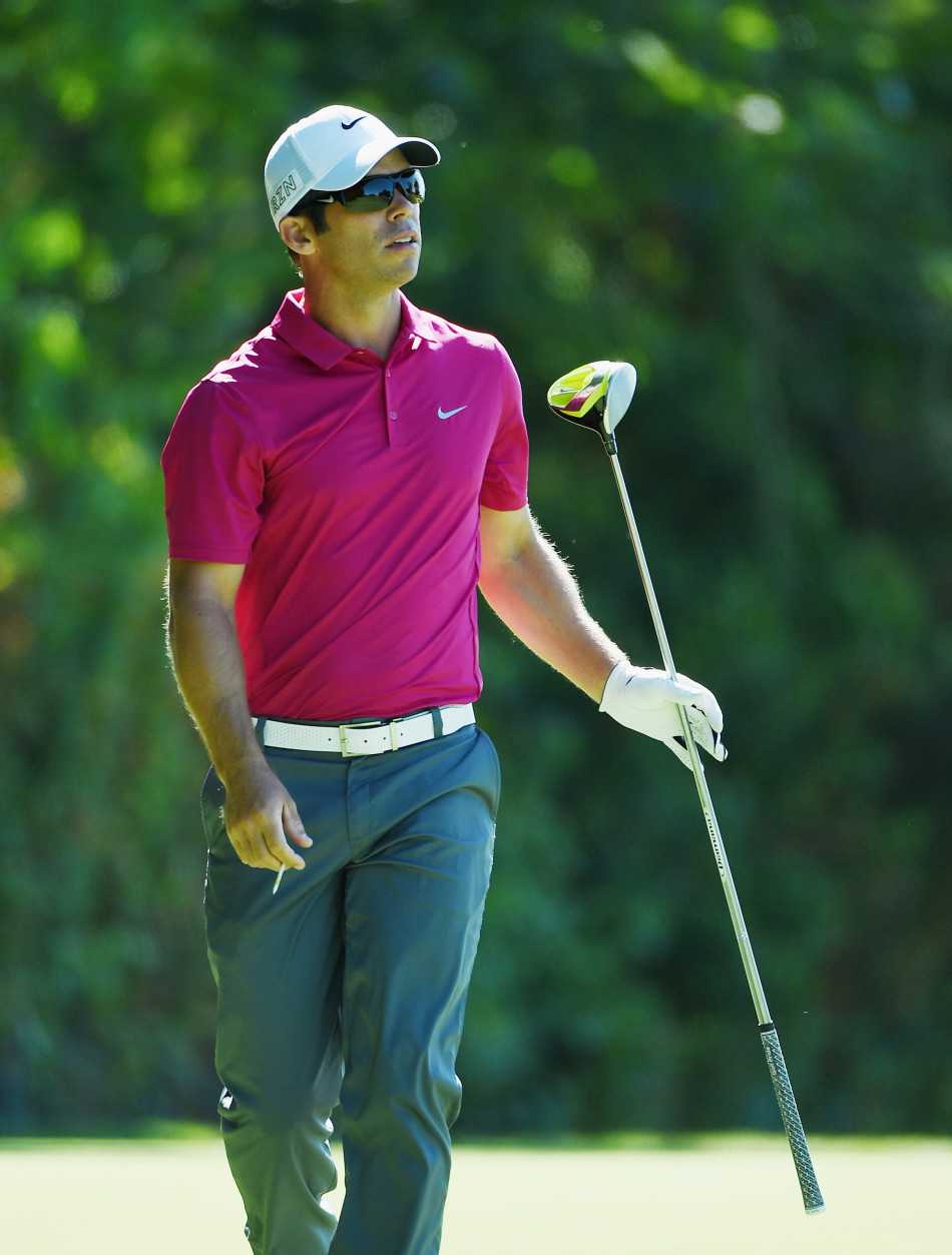 巴巴沃森紧握其标志性的粉红色一号木，正聚精会神地瞄准远方球道，准备轰出一记超远距离的开球。