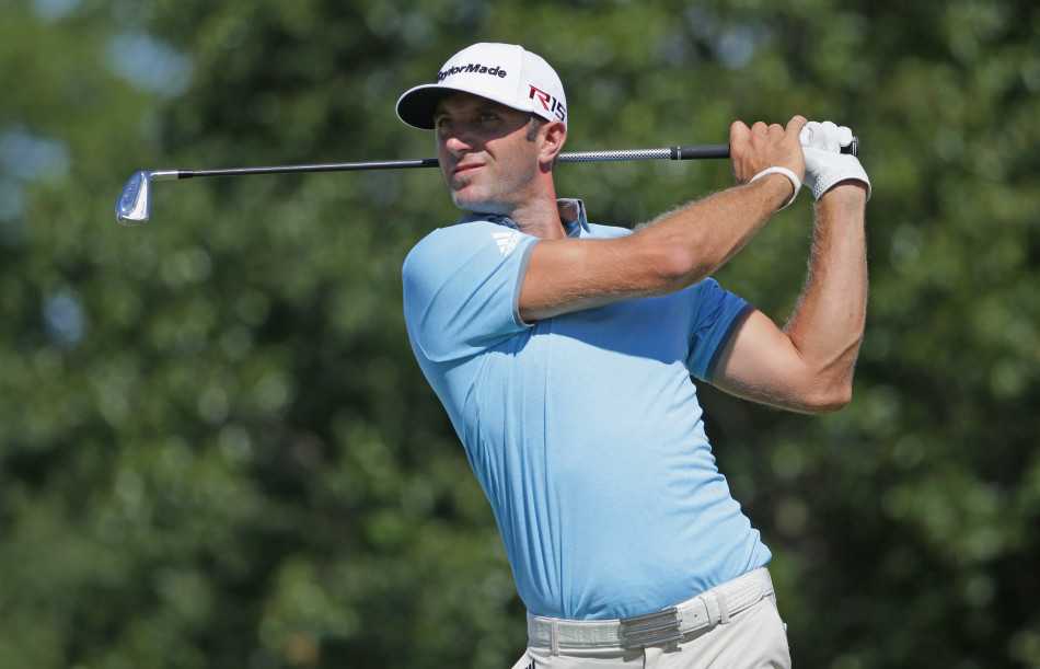 简森戴伊在完成一记好球后，面向观众席展开双臂，脸上洋溢着极具感染力的开心笑容。