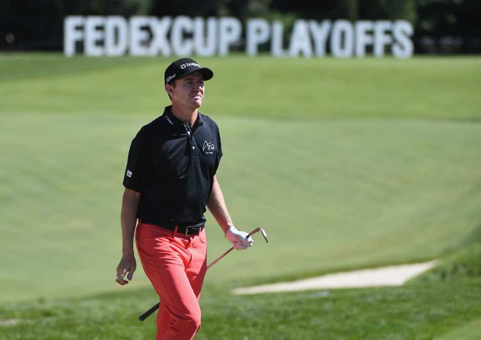 罗相昱俯身贴近果岭表面，用手指感受草纹，以他特有的细腻方式阅读着推杆线路。