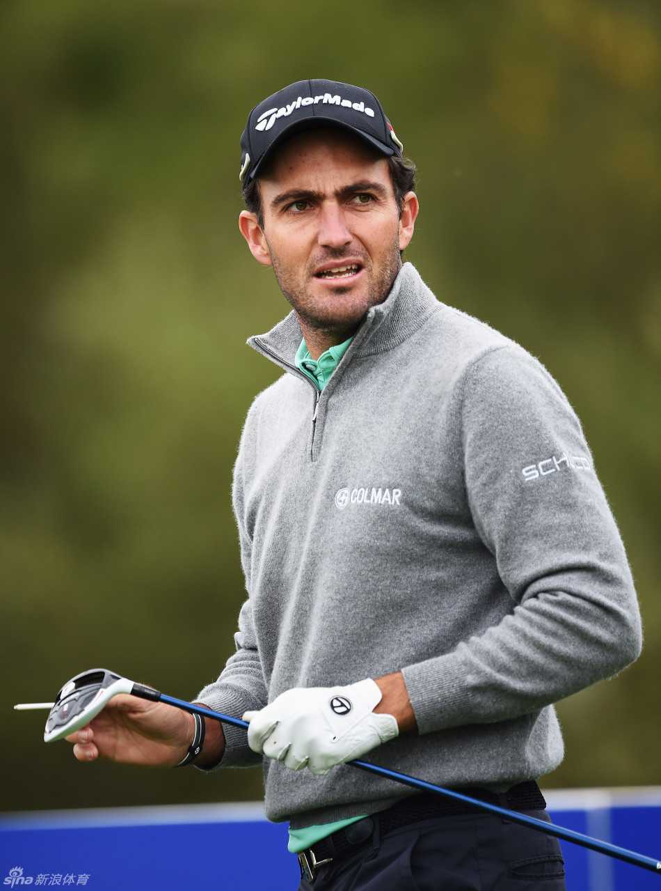 韩国高尔夫球星安炳勋在比赛中露出沉着而坚定的神色，仿佛正谋划着下一杆的关键策略。