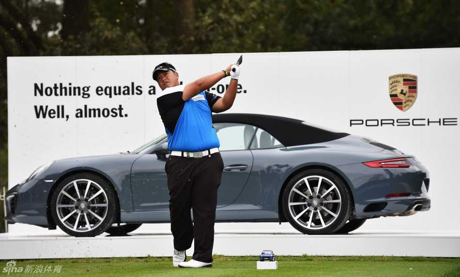 南非高尔夫冠军舒瓦泽尔在果岭上单膝跪地，全神贯注地研判推杆的细微转折与力度要求。