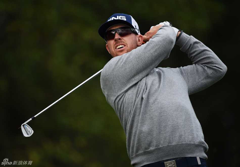 一位高尔夫球手在赛场边与一辆豪华跑车并肩合影，展现了高尔夫运动所代表的优雅、成功与高端生活方式。