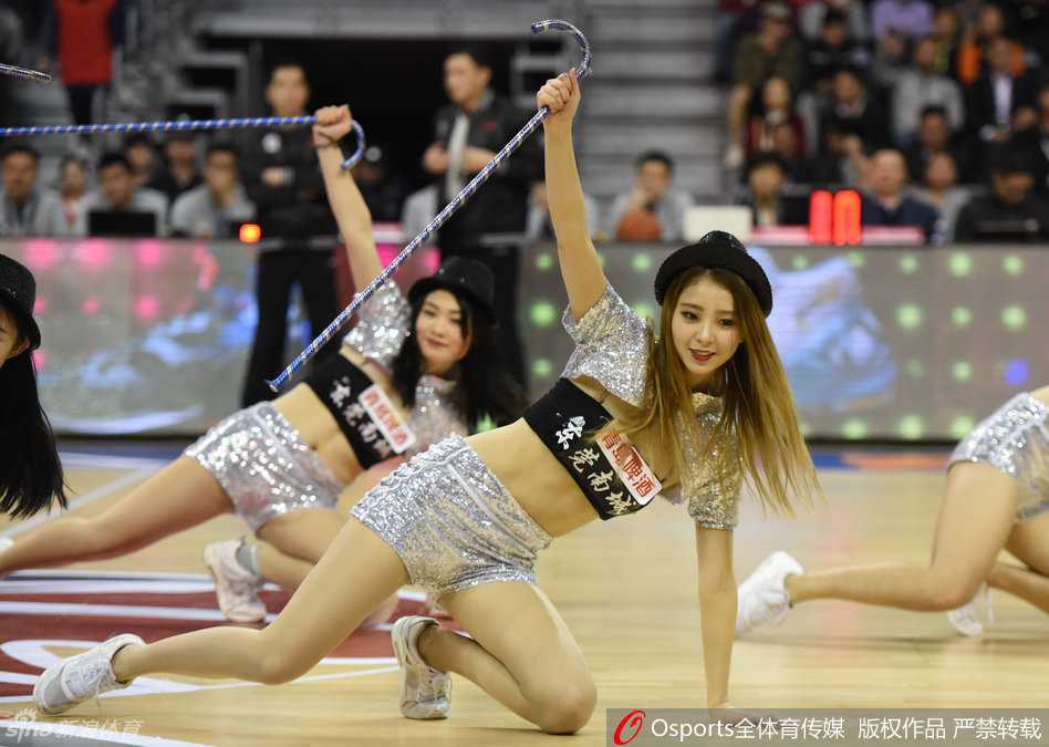 CBA季后赛热血激战 篮球宝贝百变热舞燃爆全场 三名篮球宝贝在赛场边摆出俏皮的 Pose,她们面带甜美微笑,紧身衣衬托出健美的身材,展现出赛场边独有的青春活力。