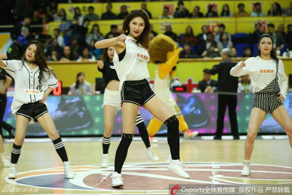 CBA季后赛热血激战 篮球宝贝百变热舞燃爆全场 表演结束后,几名篮球宝贝对着镜头挥手致意,晶莹的汗水挂在脸颊上,却掩不住她们灿烂又自信的笑容,成为赛场最暖心的收尾。