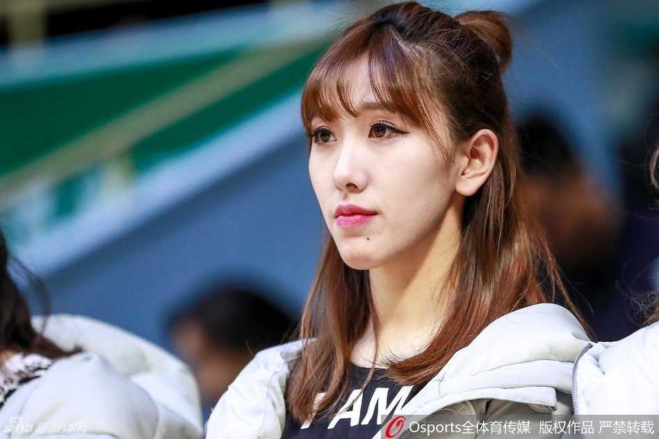 CBA季后赛热血激战 篮球宝贝百变热舞燃爆全场 一位篮球宝贝背对镜头扭动腰肢,马尾辫在空中划出优美弧线,紧身衣勾勒出的背部线条展现出舞蹈的柔韧与力度。